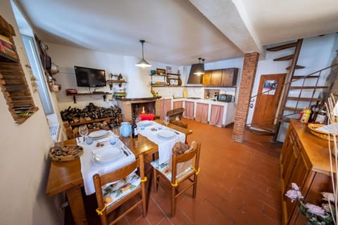 TV and multimedia, Dining area, flat iron, kitchen