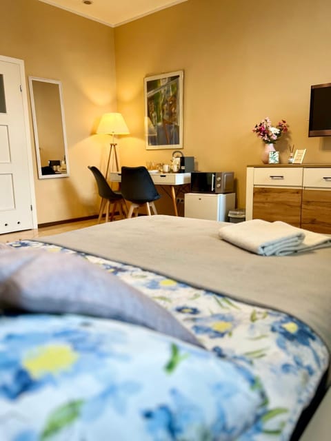 Bed, Photo of the whole room, Dining area