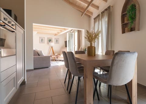 Seating area, Dining area