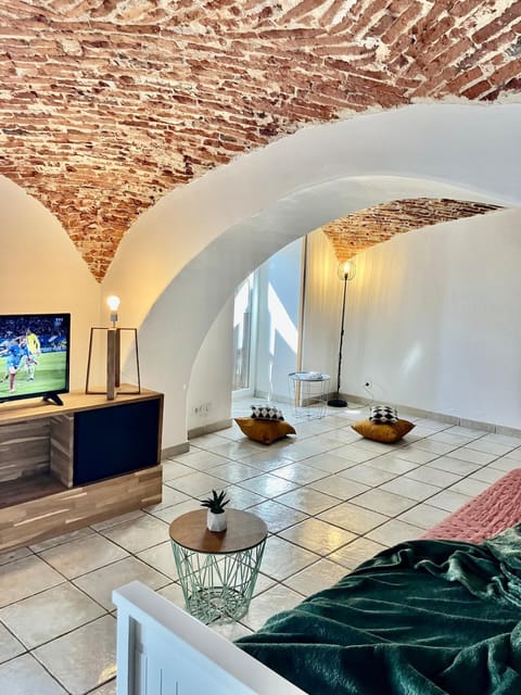 TV and multimedia, Kitchen or kitchenette, Living room, Seating area, Dining area