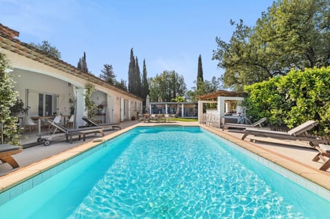 Property building, Patio, Spring, Day, Garden, Garden view, Pool view, Swimming pool, sunbed