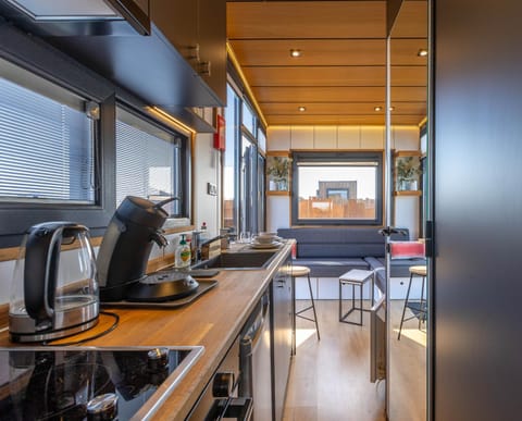 Coffee/tea facilities, Kitchen or kitchenette, Dining area