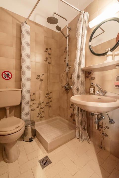 Shower, Toilet