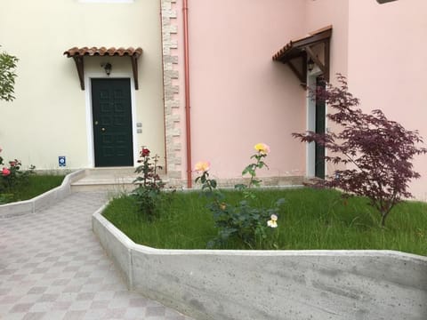 Facade/entrance