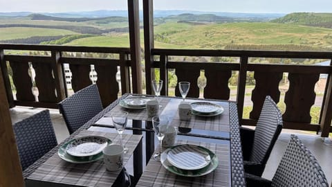 Natural landscape, View (from property/room), Balcony/Terrace, Dining area, Mountain view