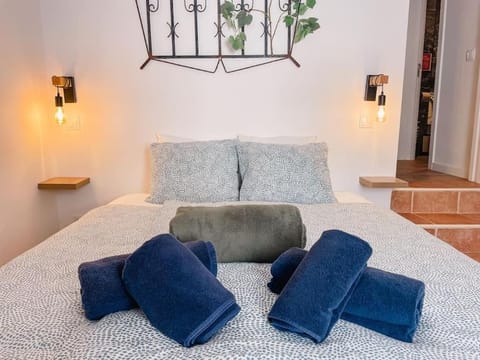 Bed, Bedroom, towels