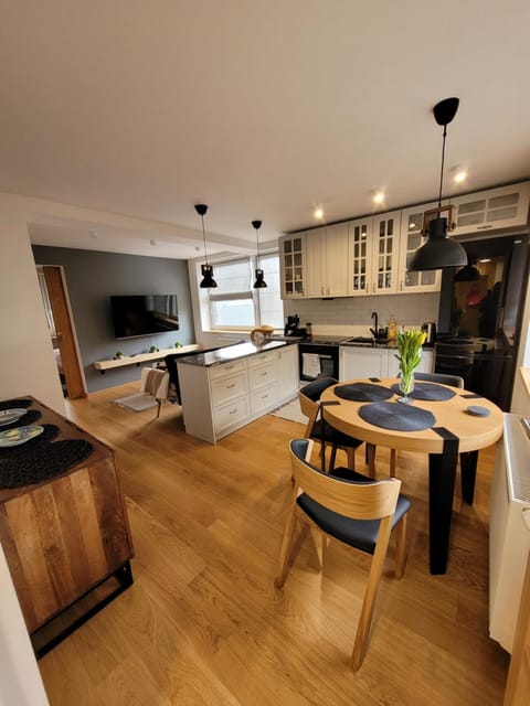 Kitchen or kitchenette, Seating area