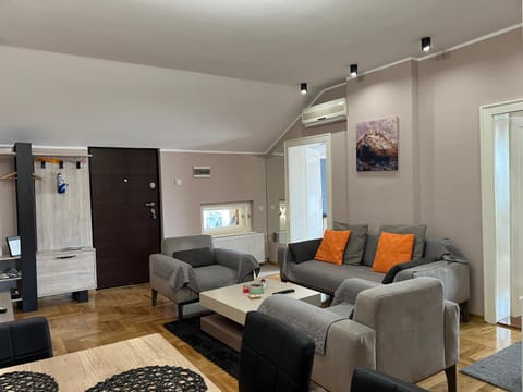 TV and multimedia, Living room, Seating area, air conditioner