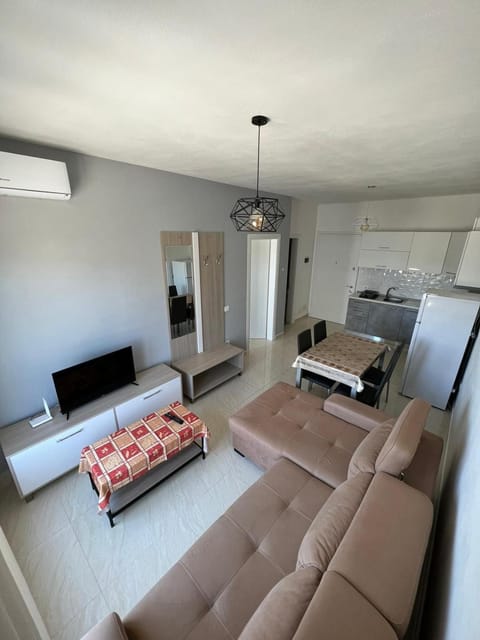 Kitchen or kitchenette, Seating area, air conditioner