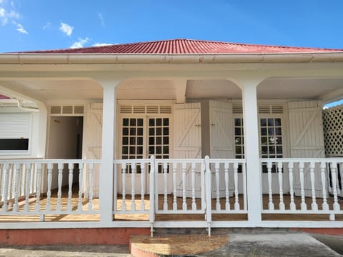 Facade/entrance, View (from property/room), Balcony/Terrace