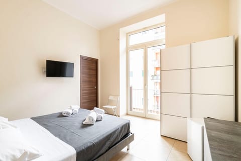 Bed, TV and multimedia, Photo of the whole room, Bedroom, towels, wardrobe