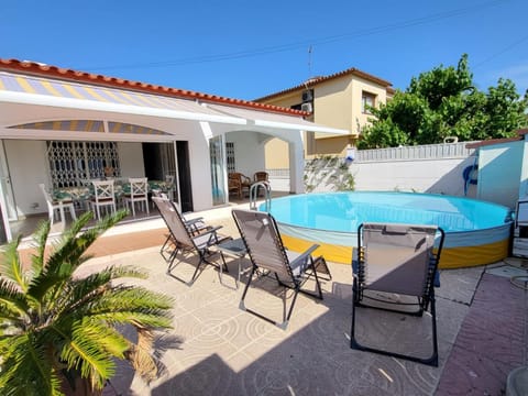 Property building, Patio, Day, Pool view, Swimming pool, sunbed