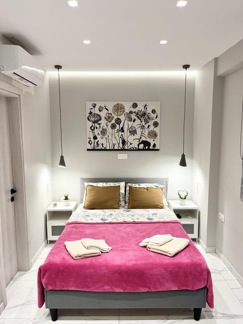 Bed, Bedroom, towels, air conditioner