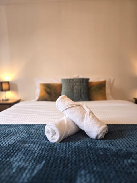 Bed, towels