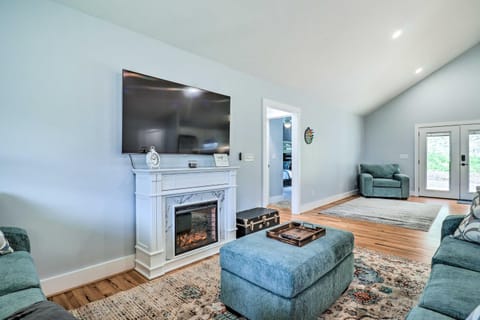 Waynesville Smart Cabin with Hot Tub and Views! Cabin in Maggie Valley