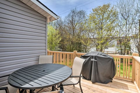 Ideally Located Penne Place with Deck and Grill House in Greenville