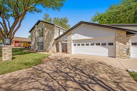 Style & Shade House in Horseshoe Bay