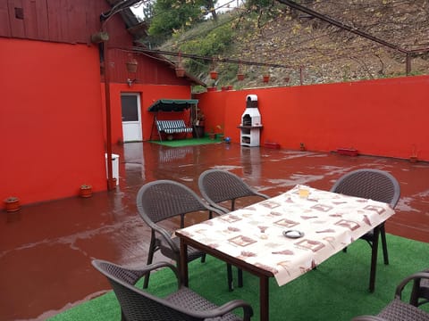 Day, Seating area, Dining area