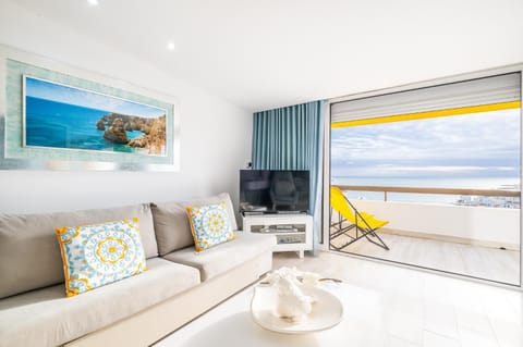 Communal lounge/ TV room, Natural landscape, TV and multimedia, Living room, Sea view