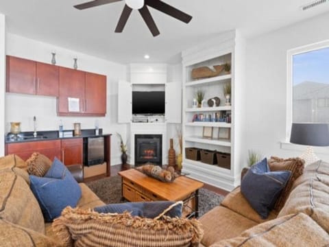 A Shore Thing 2 - OCEANFRONT and PET FRIENDLY home - see the sunrise, hear the waves, feel the breeze - large oceanfront balcony townhouse House in Carolina Beach