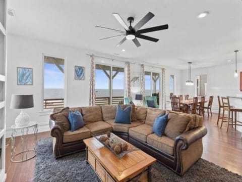 A Shore Thing 2 - OCEANFRONT and PET FRIENDLY home - see the sunrise, hear the waves, feel the breeze - large oceanfront balcony townhouse House in Carolina Beach