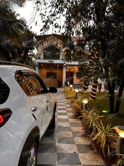 Property building, Day, Garden, Garden view, Parking