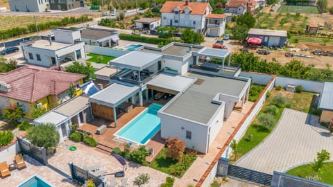Property building, Neighbourhood, Pool view, Swimming pool, Location