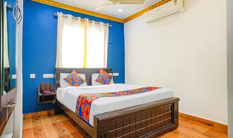 Photo of the whole room, Bedroom, air conditioner