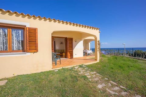 Property building, Patio, Facade/entrance, Garden