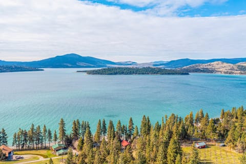 Breathtaking Mtn and Lake Views! Glacier Country Gem House in Flathead Lake