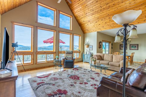 Breathtaking Mtn and Lake Views! Glacier Country Gem House in Flathead Lake