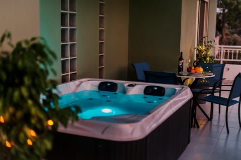 Patio, Natural landscape, Hot Tub, View (from property/room), Balcony/Terrace