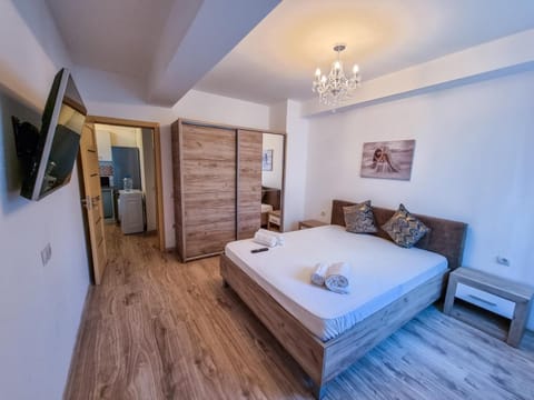 Bed, TV and multimedia, Photo of the whole room, Bedroom, towels, wardrobe