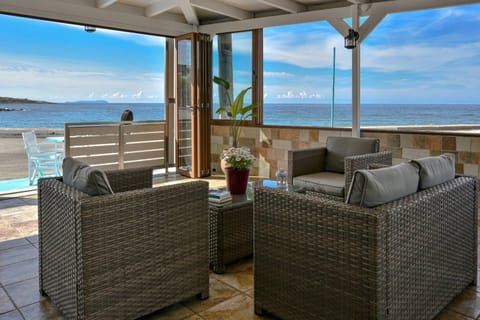 Natural landscape, View (from property/room), Balcony/Terrace, Living room, Seating area, Sea view