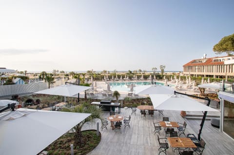 Property building, Day, Pool view, Swimming pool, sunbed