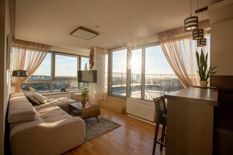 Patio, Bird's eye view, TV and multimedia, View (from property/room), Balcony/Terrace, Living room, Seating area, Dining area, City view, Sea view, Street view, Sunset, internet, air conditioner