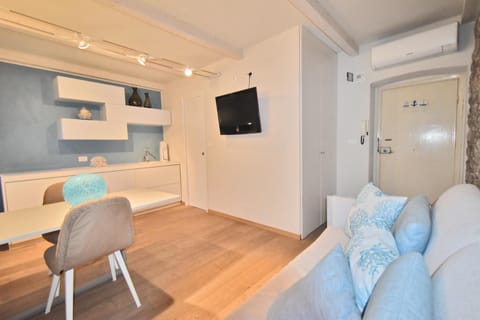 TV and multimedia, Living room, Dining area