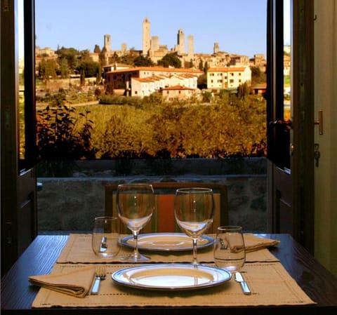 Restaurant/places to eat, Facade/entrance, Garden, Balcony/Terrace, Food, Area and facilities