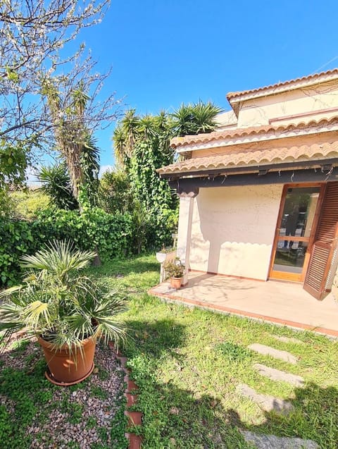 Property building, Patio, Facade/entrance, Summer, Garden