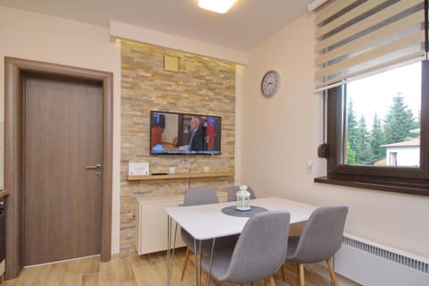 TV and multimedia, Living room, Seating area, Dining area