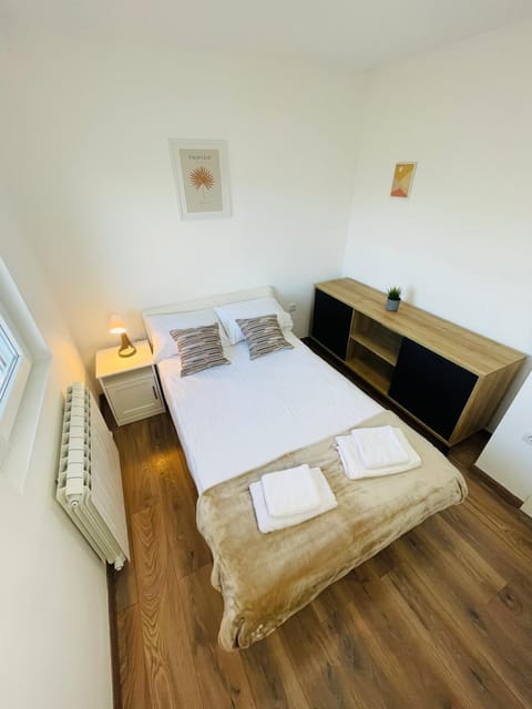 Bed, Photo of the whole room, Bedroom, towels