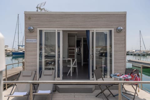 Patio, Facade/entrance