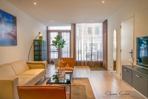 Property building, TV and multimedia, Living room, Seating area