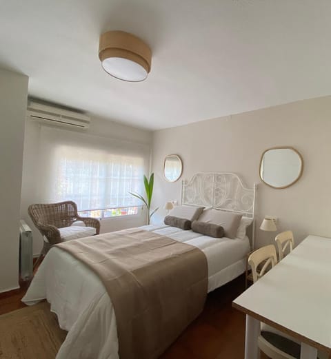 Bed, Photo of the whole room, Seating area, Bedroom