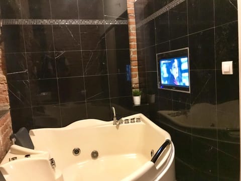 Hot Tub, Bathroom