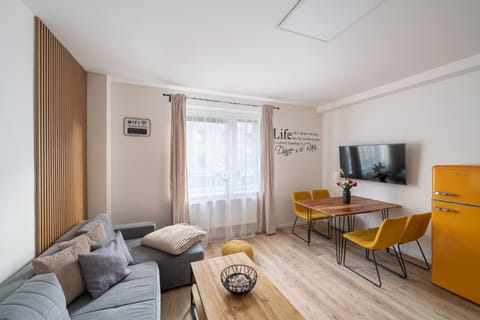Communal lounge/ TV room, TV and multimedia, Living room, Dining area
