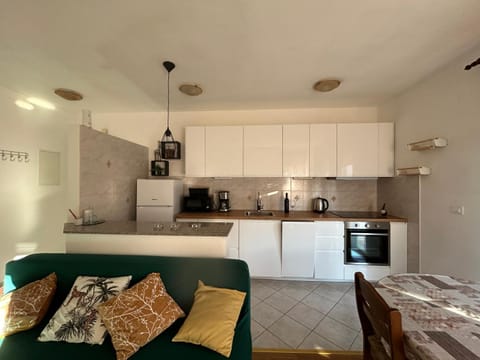 Coffee/tea facilities, Kitchen or kitchenette, oven, stove