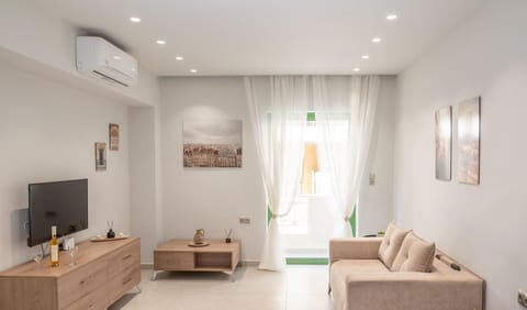 TV and multimedia, Living room, Seating area, air conditioner