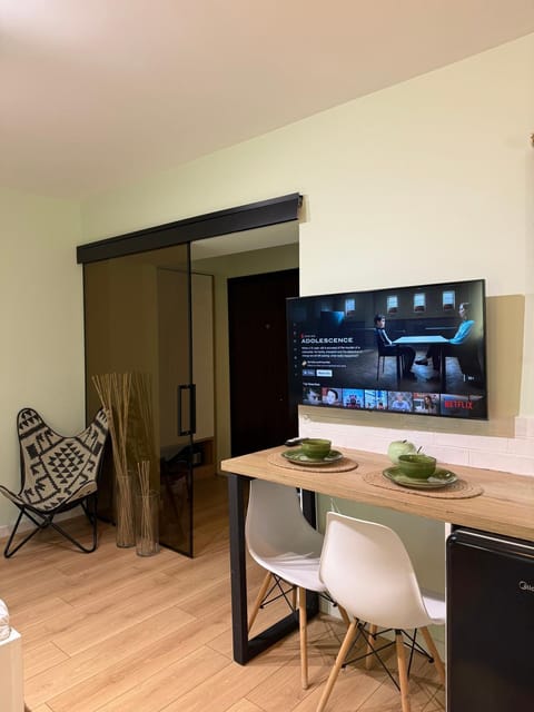 Communal lounge/ TV room, TV and multimedia, Living room, Seating area, Dining area, Evening entertainment