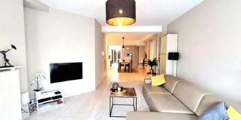 Communal lounge/ TV room, TV and multimedia, Living room, Seating area